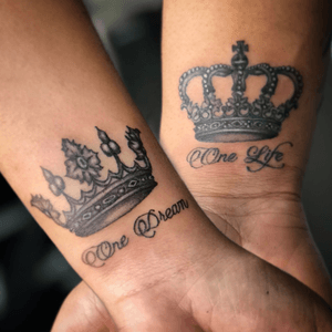 #amazingtattoos #beautifultattoo #tattoo #ink #tatuaje #crowntattoo #crown #onelife #king #kingtattoo #inked #inktattoo #tattooed #tattoos #blackandwhitetattoo #smalltattoo #details #detailtattoo #queen #queencrown #queentattoo #kingcrown #tattoooftheday #coupletattoo #tattooforher #tattooforhim