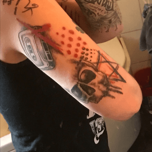 Clseup on the latest (nit done) tattooes upper arm 🤘🏻 my secund ever with color #skull #star #tape #dots #x #kryss #cross #red 