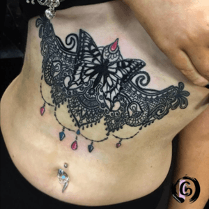 Completed the butterfly on this custom piece that I started over a year ago.....thanx @charlyhenden for sitting so well again!! ✌🏻✌🏻 Proudly sponsored by @tattoolandsupplies #teamtattooland #tattoolanduk #tattoos #tattoo @worldfamousinks #ukartist @hustlebutterdeluxe @totaltattoo #creativechaos #ladytattoers #phoenixbodyart #willenhall #clairebraziertattoo #underboobtattoo #paisleytattoo #butterflytattoo