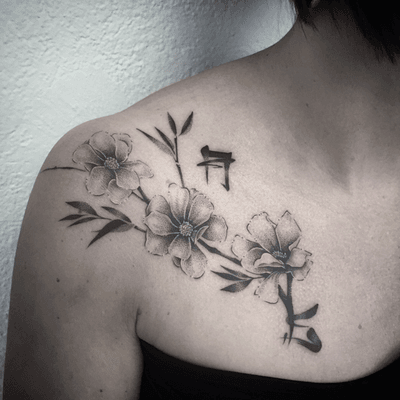 #sakura #sakuratattoo #sakuraflower #initialtattoo #japanese #japanesetattoo #flowers #flowertattoo #fleurstattoo #dots #dotwork #dottattoo #stipple #stippletattoo #dotworkers #petitspoints #tattoodo #blackandgreytattoo #lespetitspointsdefanny #tattoolausanne #girltattoo 