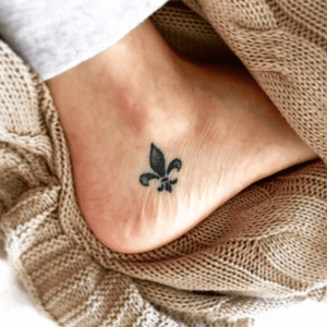 Fleur-de-lis by Omar Good-Luck Tattoo Studio in Montevideo, Uruguay #fleurdelis #little #foot #black #family #simple #dotwork