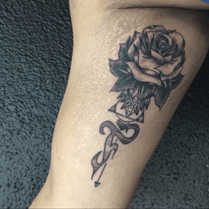 #rose #rosetattoo #lettering #letteringtattoo #geometrictattoo #balckwork #blackworktattoo #biceptattoo #tattoo #tattooartist #tattooart 