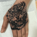 #handtattoo #tiger #tigertattoo #realistic #realism #animaltattoos #tattoo love my new hand piece 