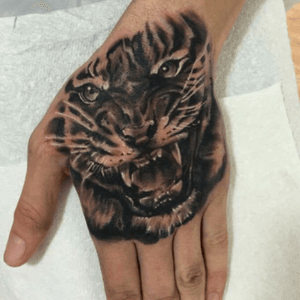 #handtattoo #tiger #tigertattoo #realistic #realism #animaltattoos #tattoo  love my new hand piece 