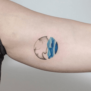 Design and tattoo by @alfiotattoo   #geometric  #alfiotattoo #aquarela #pontilhismo #dotwork #geometrica #sea #mar #moon #lua  #watercolor  #argentinatattoo #colorful  #eternalink #tattoodesign 