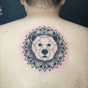#geometric #geometrictattoo #mandala #mandalatattoo #bear #beartattoo #fineline #blackink #backtattoo #tattoo #tatuadoresmexicanos #mexicantattoo 