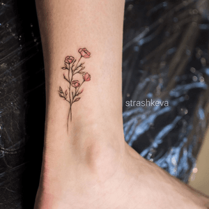 #flowers #strashkeva #flowertattoo #lines #simple #minimalistic more my works: www.instagram.com/strashkeva.tattoo