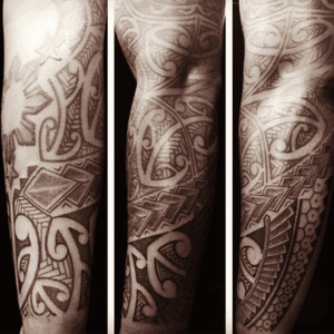 By ANDREANA VERONA (not the stars) @andreanaverona #supernovatattoonyc #supernovatattooastoria #nyc #astoriatattoo #queenstattoo #queens #astoria #tattoo #tattoos #polynesiantattoo #polynesiantattoos #lineworktattoo #fun #loveit #islands #tribaltattoo #tattooshop #maoritattoo #pacific #spearheads #braids #people #sharkteeth #hammerheadshark