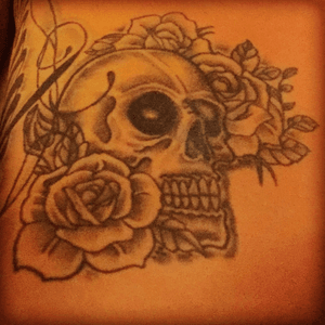 Skull & Roses, pretty common but i like it! Still deciding to use colour or not. 
