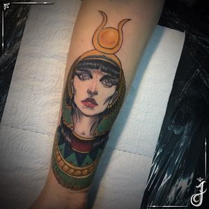 Ísis era a deusa do amor e da magia, considerada também a mãe de todo Egito. Deusa lunar, Ísis outorga a vida e a saúde, sendo o símbolo maior do princípio feminino personificado na natureza e no cosmos • #tattoo #tatuagem #neotrad #neotradtattoo #neotradicional #neotradicionaltattoo #neotraditional #neotraditionaltattoo #isis #goddess #isistattoo #isisgoddess #egypt #egito #egyptiantattoo #egyptian #egyptiangoddess #deusa #deusaegipcia 