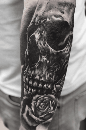 #skull #skulltattoo #rose #rosetattoo #tattoooftheday