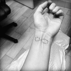 #cherrypopped #firsttattoo #infinity #infinite #morsecode #dots #dashes #wrist #dominic #love #forever #eight #mybabytattoo #indio #palmsprings #coachella #valley #adornment #evan #naylor #evannaylor #quickie #palm #hand 