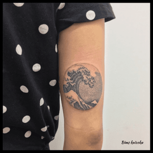 #bims #bimstattoo #bimskaizoku #cercle #love #vague #minimalism #minitattoo #lagrandevaguedekanagawa #kanagawa #hokusai #tatouage #tatouages #paname #paris #paristattoo #ink #inked #inkedgirl #truelove #txttoo #txttooing #tattoo #tattoos #tattooist #tattoolover #tattooart #tattoostyle #tattedgirls #tattoodesign 