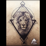 Lion portrait with geometric tattoo. #dskttattoo #lion #geometric #geometriatattoo #portrait 