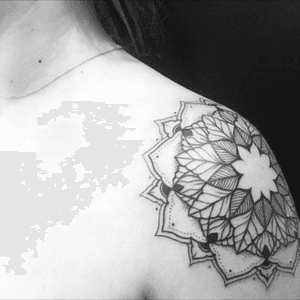 This is the beggining of a much larger project and this piece just started it. Love my little mandala #mandala #dot #leaves #artwork #mellegee 