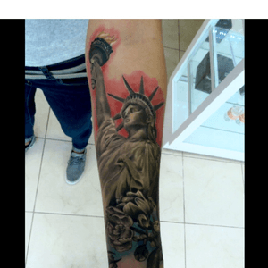 Estatua de la libertad para mi bella esposa 😘, libertad para todos #tattoo #tattoo_artist #statueofLibertytattoo #liontattooss #tattooist #mexico #playadelcarmen 