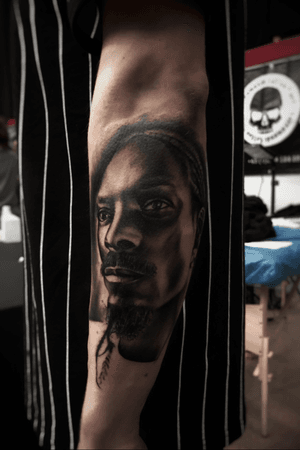 Snoop dog #realism #blackandgreytattoo #tattoooftheday #bastibarramundi #snoopdog #portrait 