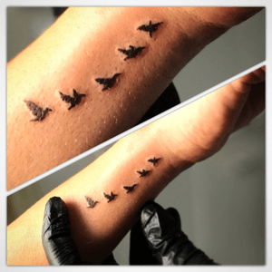 Tattoo Express!! #tattoo #amazingtattoos #beautifultattoo #ink #inked #inktattoo #tatuaje #smalltattoo #tattooexpress #aves #pequeñasaves #bird #birdtattoo #5birds