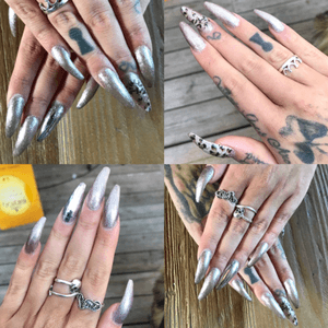 Started doing my own acrylic nails and they really draws your eyes to my handtattoos , freaking awesome ! Next up is green nails 😁🥂 #acrylicnails #handtattoo #fingertattoo #nails #beauty 