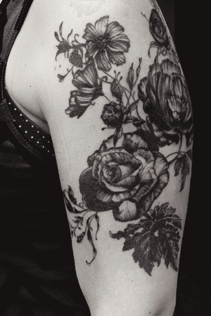 Blackworks vintage botanical rose tattoo #botanical #botanicaltattoo #floral #flower #flowertattoo #leaves  #vintagebotanical #aubreymennella #illustrative #IllustrativeTattoo 