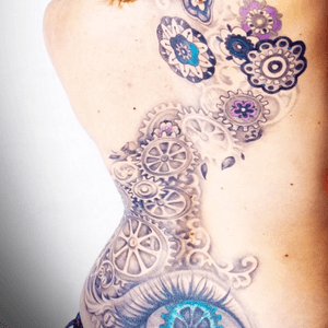 Steampunk Eye tattoo by Maggie Shields (Studio 4 Tattoo).  #steampunktattoo #eyetattoo #floral #flowertattoo #backpiece #gears #steampunk 