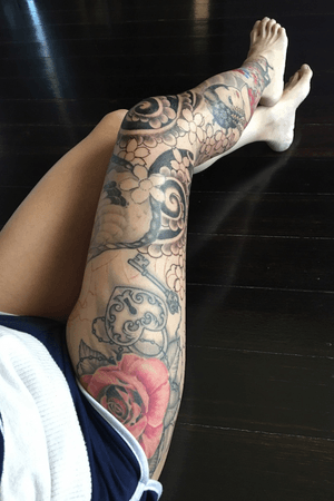 Session #10 - Progress of my japanese full leg sleeve, adding some background to fill the gaps, very close to completion #japanesetattoo #fulllegsleeve #geishatattoo #cobratattoo 