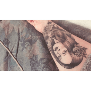 Lana Del Rey Ink #lanadelrey #portrait #roses #lanadelreytattoo #LDR #blackandgray #portraittattoo