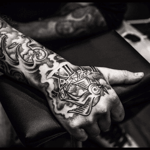 #tattoo #handtattoo #blackandwhite #getinkedordienaked #edskillz #timeflies #clock #swallow 