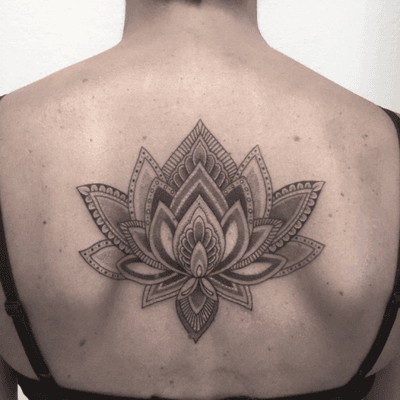 #lotus #lotustattoo #lotusmandala #lotusmandalatattoo #mandala #mandalatattoo #dot #dots #dotwork #dottattoo #dotworktattoo #petitspoints #stipple #stippling #stippletattoo #girltattoo #backtattoo #blackandgrey #blackandwhite #blackandgreytattoo #blackandwhitetattoo #lespetitspointsdefanny #tattoolausanne 