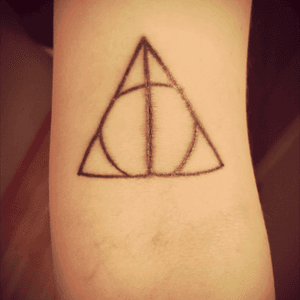 This is my first tattoo, it's a week old. This is the Deathly Hallows symbol from Harry Potter. I was bullied really badly in elementary school because I read "too much" and I wasn't very good at talking to people and I sometimes came off as a snob because I was shy. So reading Harry Potter made me feel better, and now I'm really grateful for having that outlet as a kid. #harrypotter #harrypottertattoo #deathlyhallows 