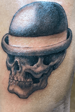 Skull w/ Bowler hat #blackandgrey #blackandgreytattoo #blackandgreytattoos #tattooapprentice #tattooapprenticeship #tattooarte