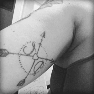 D+C ❤️ our 10th anniversary tattoo #matchingtattoos #arrow #love 
