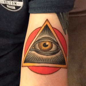All seeing eye tattoo #AmericanTraditional #traditional #allseeingeyetattoo #eyetattoo #eye #bold #vibrant 