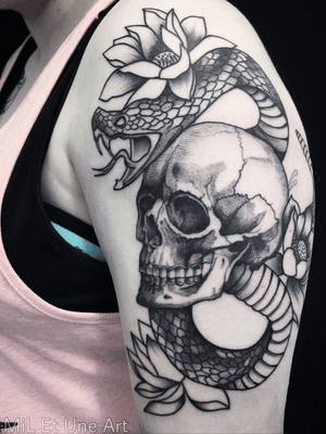 #skull #skulltattoo #snaketattoo #blackandgrey #tattoodo #miletune #australia #adelaide #inkedgirls 