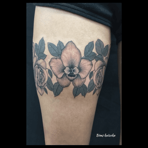 Tours de cuisse fleuries 💐 par contre super dur de prendre de super photo.... #bims #bimstattoo #bimskaizoku #fleurs #flowers #paris #paristattoo #paname #tatouage #tatouages #blackandgrey #blackandgreytattoo #love #hate #instagood #instatattoo #tattoo #tattoos #tattooartist #tatt #tattoo2me #tattoolover #tattoostyle #tattoogirls #tattooist #tattoodo #tattoowork #tattooer #ink #inked 