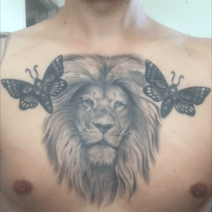 My latest tattoo to join my two deathhawk moths, lion portrait. #lion #deathhawkmoth #blackandgrey #realisimtattoo #liontattoo 