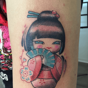 Piccolo tattoo di una bambolina kokeshi #kokeshi #doll #geisha #colortattoo #tattoo #italianink 