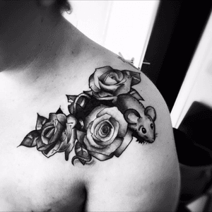 Unhealed done by me #Roses #mouse #blackandgreytattoo 