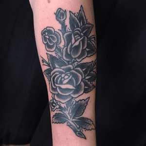#blackwork #roses #blacktraditional #tattoosbyrodrigocanteras  #Tattoodo 