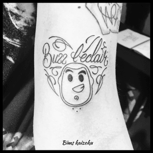 #verslinfinietaudela #bims #bimstattoo #bimskaizoku #buzz #buzzleclair #toystory #disney #disneygram #disneyland #disneyworld #disneytattoo #disneylandparis #paris #paname #paristattoo #tatouage #tatouages #ink #inked #inkedgirl #tattoo #tattoos #tattooer #tattoogirl #tattoostyle #tattoolover #tattoowork #tattooartist 