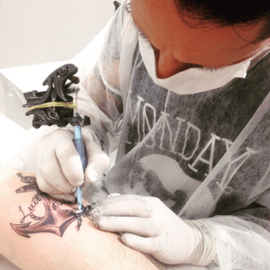 Tatuando #tattooing #tattooist #tatuador #tattooartist #ancora #ancor 