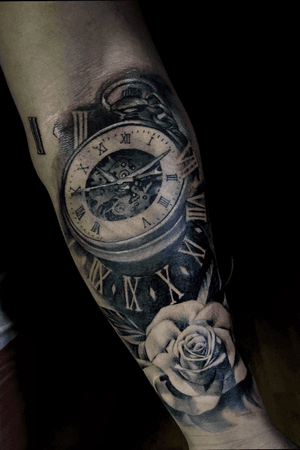 #relogio #clock #blackandgreytattoo #pretoecinza #tattooartist #rosas #flores #flower #flowers 