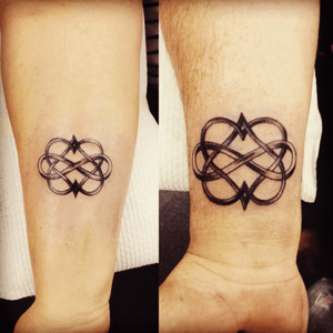 Matching celtic lovehearts and infinity sign fir these cuties #matchingtattoos #infinity #blackandgrey #wristtattoo #lovehearts #celtic 