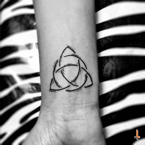 Nº269 #tattoo #tatuaje #ink #inked #triquet #celtic #triquettattoo #celtictattoo #littletattoo #bylazlodasilva