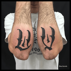 U.V sur le poto ☠️GAZ☠️ #bims #bimstattoo #bimskaizoku #gaz #ultraviolent #paris #paname #paristattoo #tatouage #tatouages #letters #lettering #love #hate #instatattoo #instagood #street #graffiti #graffitiparis #blxckwork #blxckink #txttoo #tattoo #tattoos #tattoostyle #tattooer #tattoolifestyle #tattoowork #tattooartist 