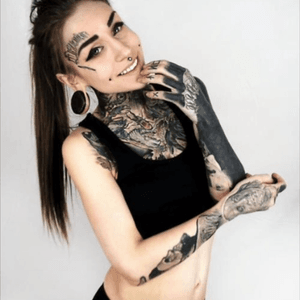 old monami frost with so much empty skin!! #monamifrost #irenastraume #facetattoos #armtattoo #necktattoo 