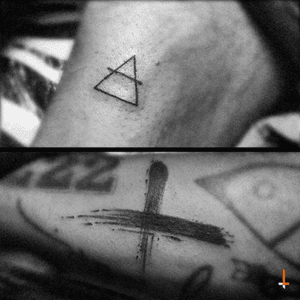 Nº55-56 "Transcend & X brush strokes" #tattoo #tattoos #triangle #transcend #littletattoo #brush #brushstrokes #cross #freehand #bylazlodasilva