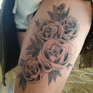 We're done (: ...yesterday I finished one of my first tattoos. #roses #rosetattoo #tattoo_artist #austria #graz #blackandgrey #finishedtattoo #2k16 #chayenne #chayennehawk #blackroses #soproud 