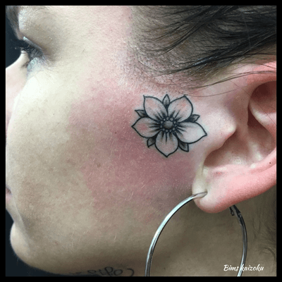 Une fleur de sakura de chaque coter du visage ❤️🌷❤️ #bims #bimskaizoku #bimstattoo #paris #paname #paristattoo #ink #inked #blackworkerssubmission #txttoo #flowers #flowertattoo #fleurs #love #hate #instagood #instatamere #sakura #fleursdecerisier #blackandgrey #france #tattoo #tattoos #tattooartist #tatt #tattoogirl #tattoolover #tattoo2me #tattoed 