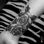 Nº181 Twin Roses (Cover Up) #tattoo #ink #roses #rose #rosetattoo #ornaments #blackandwhite #coverup #spiritstencil #eternalink #bylazlodasilva